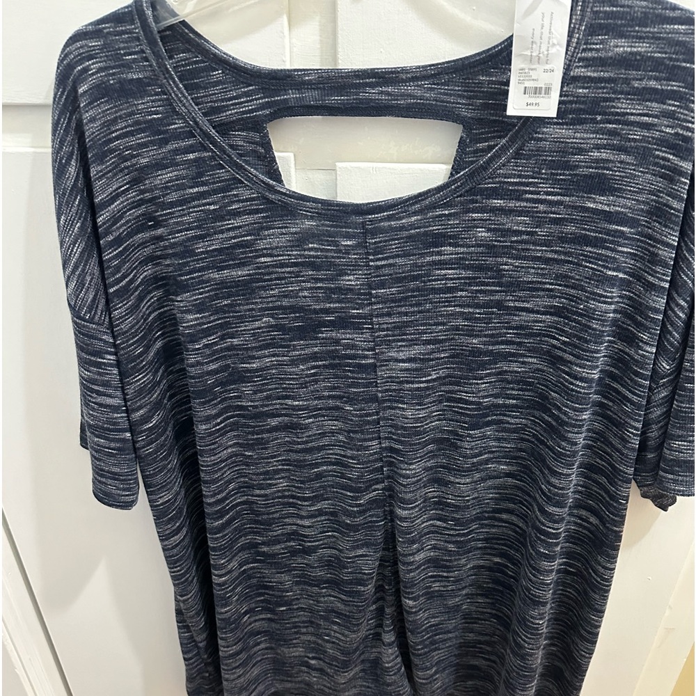 NWT Livi short sleeved top, sz 22/24. Navy and white.